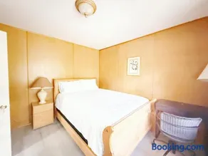 Quiet Queen Bedroom near Steeles Bayview - Image 2