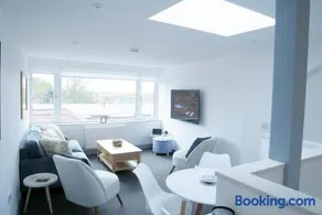 Sunset View, 2 bedrooms in the heart of Holt with parking - Image 3