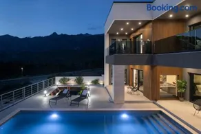 Lux Villa Serene with heated pool - Image 2
