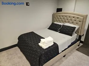 Solo travelers and couple - Image 2