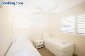 BEACHBREAK - 100m to beach - sleeps 6 - Image 2