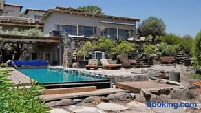 Luxury Retreat With Garden and Pool - Image 1