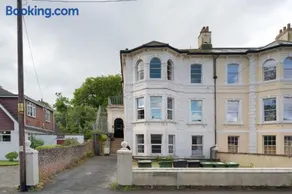 Beautiful Victorian Apartment Parking & Garden - Image 4