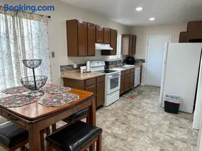 Amazing Duplex Close to airport, downtown - Image 4