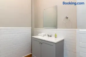 Cozy Downtown Back Unit - The Sunny Southern Manse - Image 3
