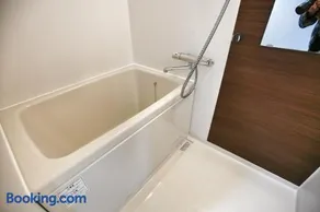 QU302 EPrivate 2BR Home with Living Room and Kitchen, Separate Bath and Toilet, Sleeps 4 - Image 4