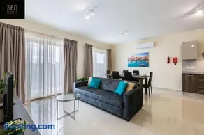Designer 3BR home, w/ lovely green views & WIFI by 360 Estates - Image 2