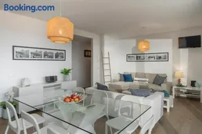 Merveilleuse maison de vacances adaptée aux familles avec jardin, terrasse et barbecue | Vue mer | Proche de la plage | Adaptée au travail à distance - Image 5