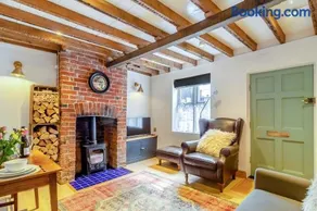 Charming 1BR Cottage - Image 2
