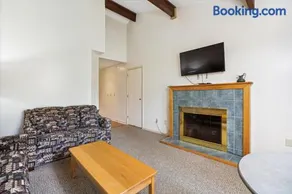 Cedarbrook Queen Suite 203 - Image 5