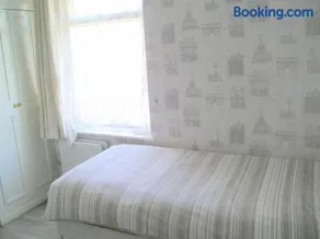 Liverpool Airport Rooms - Image 5
