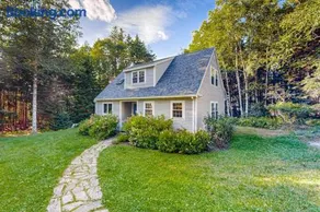Open and spacious riverfront retreat, dog-friendly - Image 1