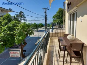 Apartment on main pedestrian street with view - Image 3