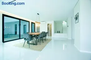 Batalha Retreat Villa - Private Luxury Villa with Heated Indoor Saltwater Pool - Image 5