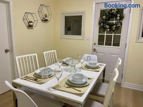 Victoria Family Vacation Home - King Bed Private Yard BBQ Deck Gazebo - 4 Minutes To The Falls - Image 3