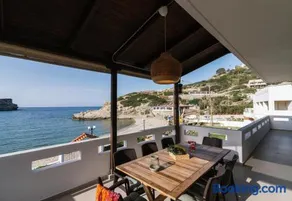 Beach front apartment with swimming pool - Image 3