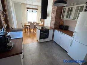 Cozy private house with backyard and hot tub - Image 3