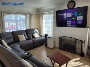 Cozy Spacious, free parking, near it all - Image 1