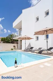 Baia Marzamemi Appartamenti Eleganti con Piscina e Terrazza Privata - Image 1