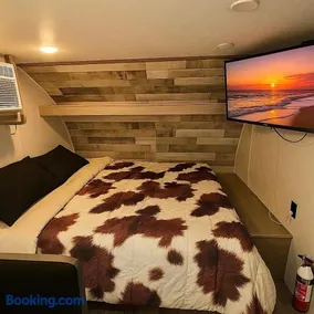 Cozy RV Oasis Farm Stay Hot Tub Minutes to Adventist Health and Redbud Park - Image 2