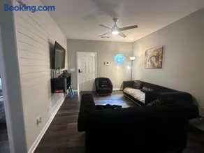 Basic 4 bedrooms with 6 beds 15 min from downtown sleeps 9 Adults comfortably for Work crews and Large groups - Image 2