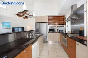 Stylish Beachside Holiday Penthouse - Image 4