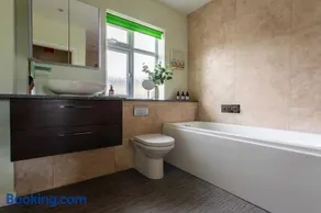 Bath City Haven with Free Parking - Image 1