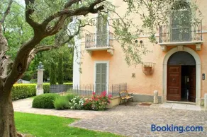 Apartment in historic villa with pool and Tennis - Image 1