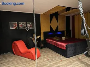 La loveroom bdsm de Nice " la chambre luxe des désirs " - Image 3
