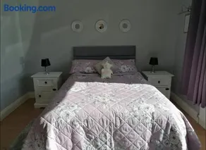 2 Bed Flat - Sleeps 4 - Garden - Parking - Wifi - Image 3