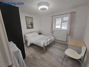 Comfy Apartment Near Shops & Station - Image 4