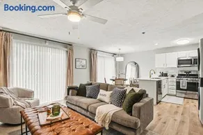 Walk to ND Luxury 2BR2BA Condo Balcony Parking - Image 2
