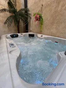 Bien-être au naturel, Love Room, Jacuzzi Sauna, Centre-Historique - Image 1