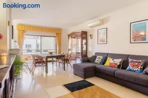 Central Cascais Apartment with private parking - Image 1