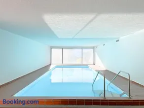 Bright Tiny Studio - Shared Pool & Sauna - Free Parking - Air condition - Image 2