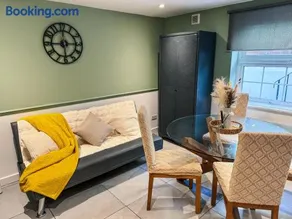 5 Minute Walk To Reading Station - Image 1