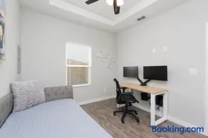 La Querencia on Zinnia w Fast Wifi & Workspace - Image 4
