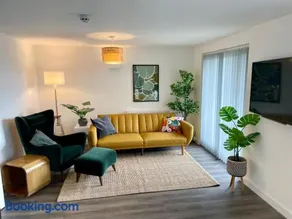 Canal View Retreat Modern Apartment - Image 4