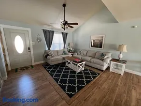 Waterfront retreat minutes from the beach - Image 2