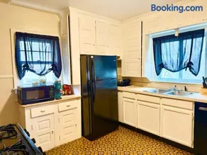 Queen Bed Near SU, Inviting Home. - Image 3