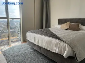 Luxury apartment in the city center - Image 4