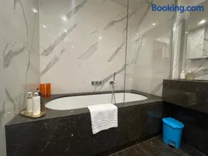 Sophisticated 1BR, 1 BA Chigwell Designer Flat CHCL F2 - Image 5