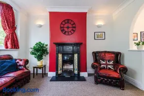 3 BR Property in Prestwich 15 mins from Manchester City Centre Garden Free parking Superfast WIFI Netflix - Image 1