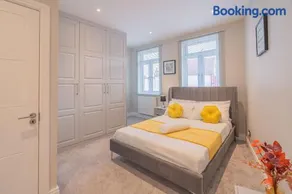 Premium 3 Bedroom Home by D3 Short Stay Sleeps 9 High Speed Wi-Fi - Image 1
