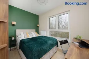Green Apartment in Warsaw with Parking, Bathtub and Desk for Remote Work by Noclegi Renters - Image 1