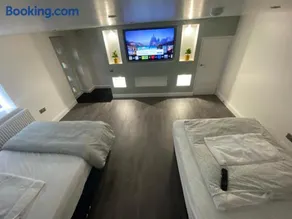 Luxury 3-Bed House-Jaquzzi Bath-Private Parking- suitable for contractors - Image 3