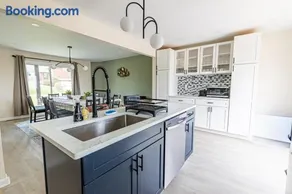 Spacious 4BR Retreat With BBQ and Gym Sleeps 14 - Image 3