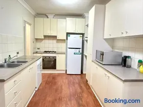 Comfortable Family Stay in the Heart of Ringwood - Image 2