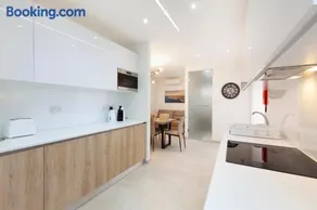 FL56 - New 3storey House - private entrance & roof - Image 4