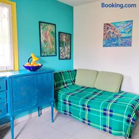 Painter's house by the beach - Image 2